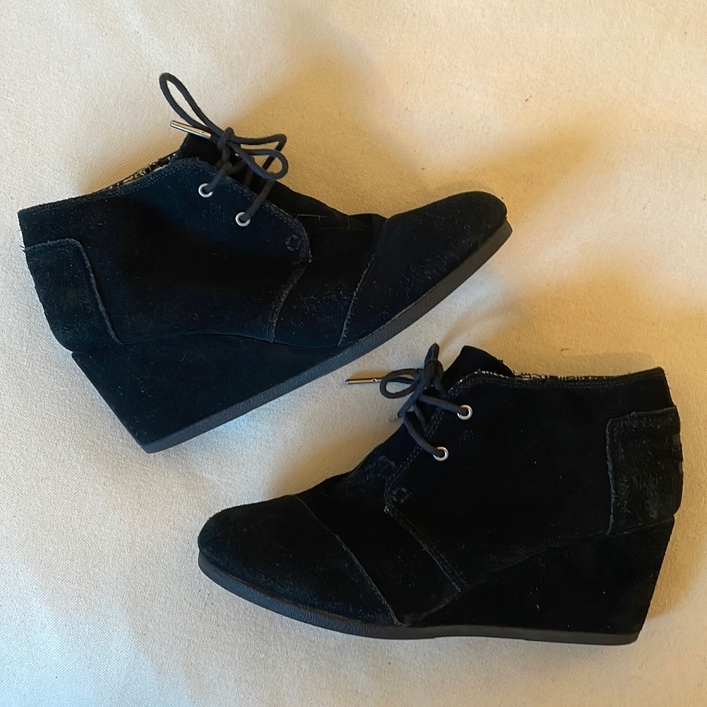 TOMS Classic Black Suede Lace Up Ankle Bootie | Fall Suede Bootie Size 9.5